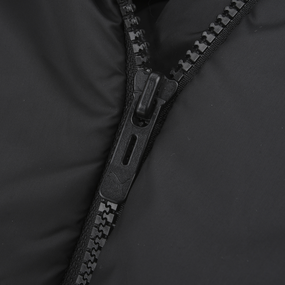 Campera con capucha  Puma Rompeviento Essentials Padded Hombre,  image number null