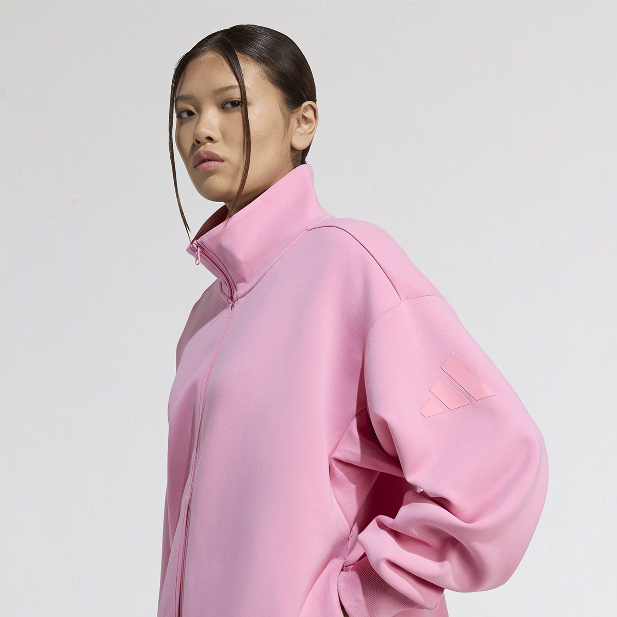Buzo con cierre adidas soft lux loose mujer — imagen 3