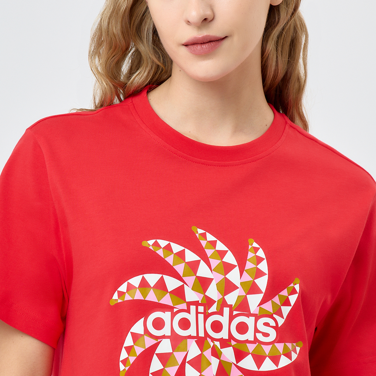 Remera roja adidas store