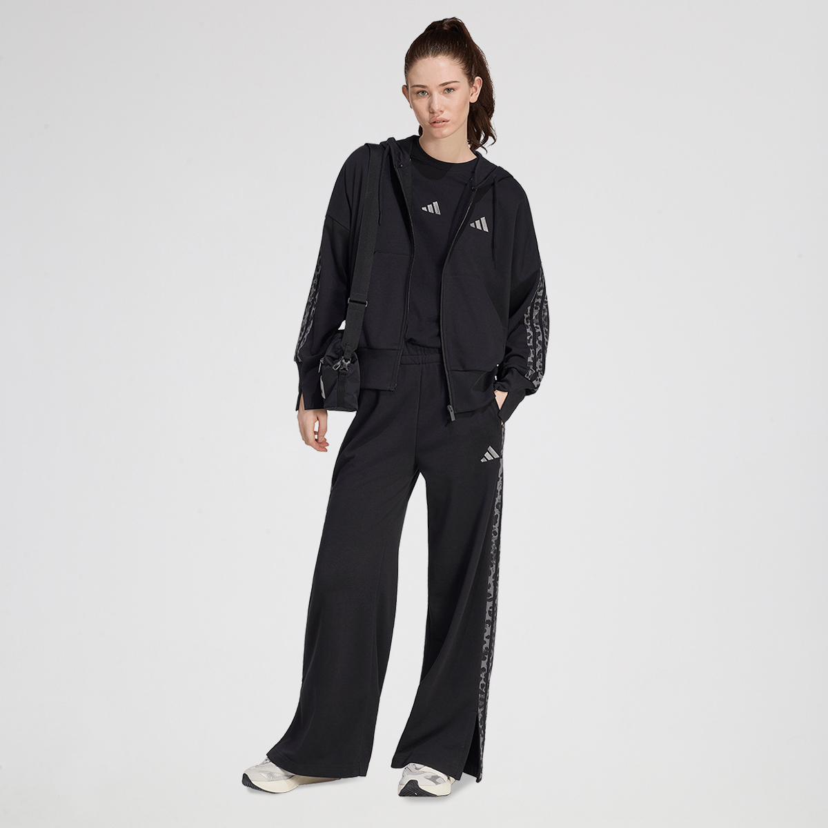 Buzo con Cierre adidas Seasonal Essentials Animal 3 Tiras Mujer,  image number null